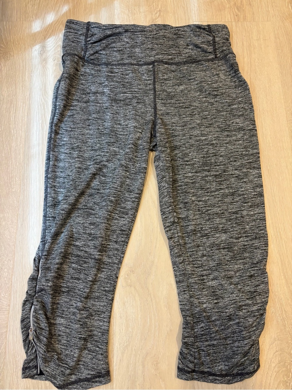 Tangerine - Dark Gray Marled Capri Leggings with Ruched Calf - Size L